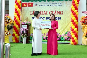 Anh ngữ Huệ Mai gửi tặng những suất bảo hiểm dành cho các em học sinh có hoàn cảnh khó khăn tại trường Tiểu học Nguyễn Bỉnh KHiêm